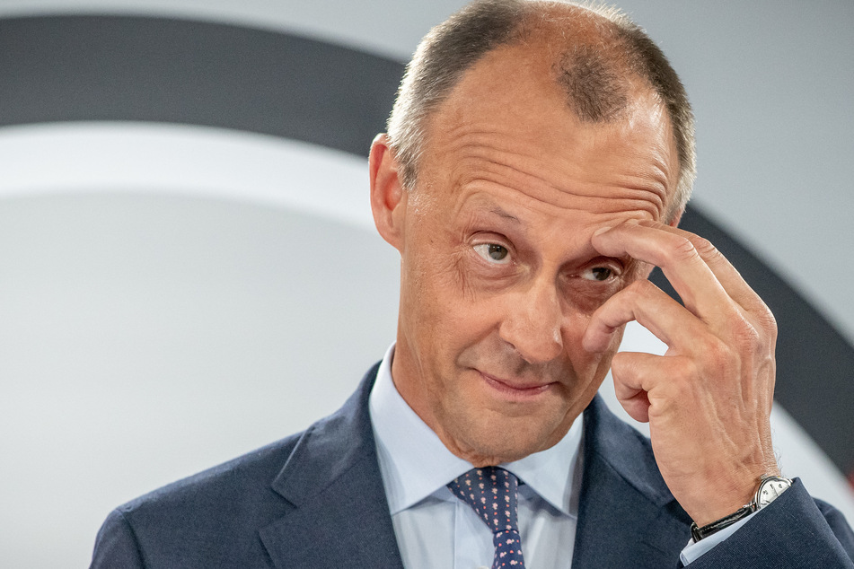 Der CDU-Politiker und frühere Unionsfraktionschef Friedrich Merz (65) fordert, die Schulen im weiteren Verlauf der Corona-Pandemie offen zu lassen.