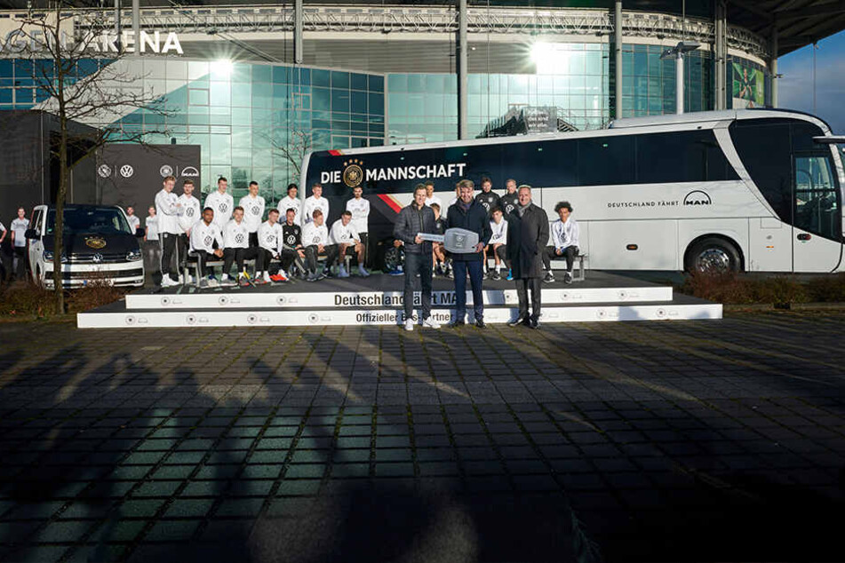 Oliver Bierhoff (50) übernahm symbolisch den Schlüssel für den neuen Bus der Fußball-Nationalmannschaft.