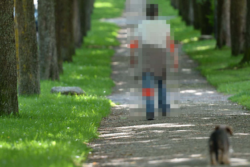 Bei einem Spaziergang erlitt die Frau schwere Verletzungen, ohne zu wissen, woher.