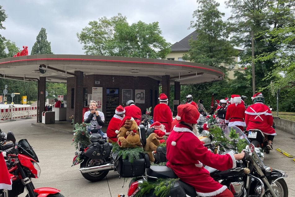 Diese Weihnachtsmann-Biker machten Halt, um die Tanke während der umsatzarmen Bauzeit zu unterstützen.