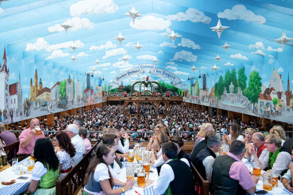 Besucher sitzen im "Himmel der Bayern" gemütlich zusammen.