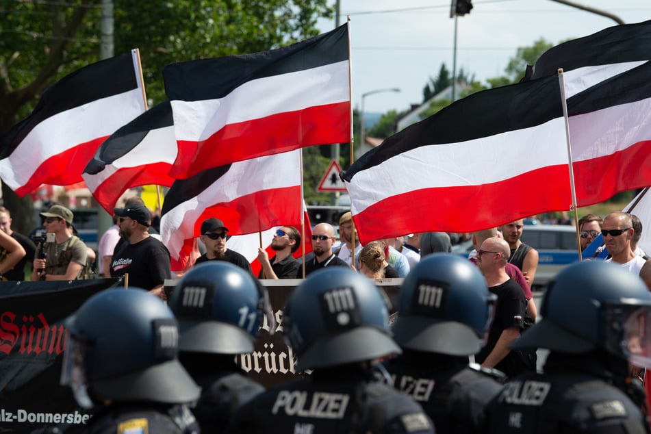 Rechtsextremismus News lest Ihr auf TAG24. © dpa/Swen Pförtner