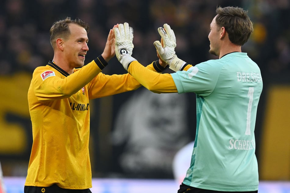 Sieg! Lukas Boeder (28, l.) und Aushilfskeeper Aljaz Casar (25) klatschten nach dem 2:1-Sieg gegen Düsseldorf ab.