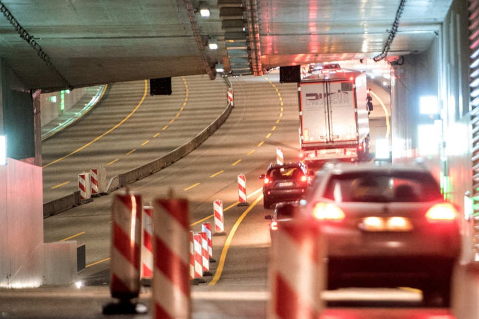 Der Verkehr rollt durch den neuen Lärmschutzdeckel auf der A7.