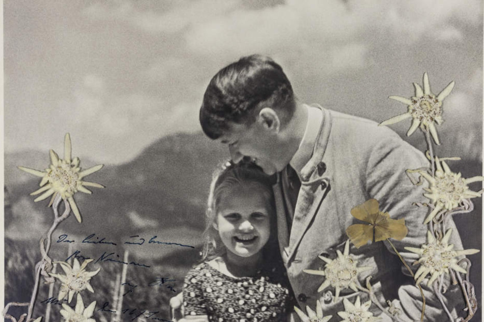 Das Foto aus dem Jahr 1933, das von Alexander Historical Auctions veröffentlichtet wurde, zeigt Adolf Hitler, der das jüdische Mädchen Bernhardine "Rosa" Nienau umarmt.
