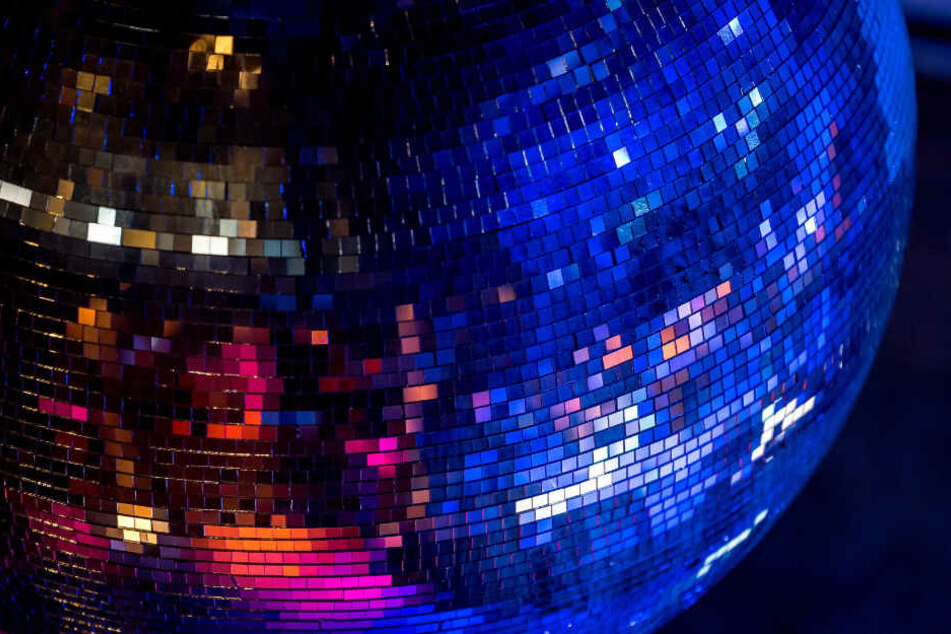 Eine Discokugel in einer Discothek. (Symbolbild)