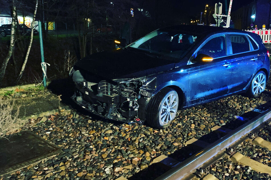 Auto und Zug prallen zusammen: Zwei Verletzte nach Unfall an Bahnübergang
