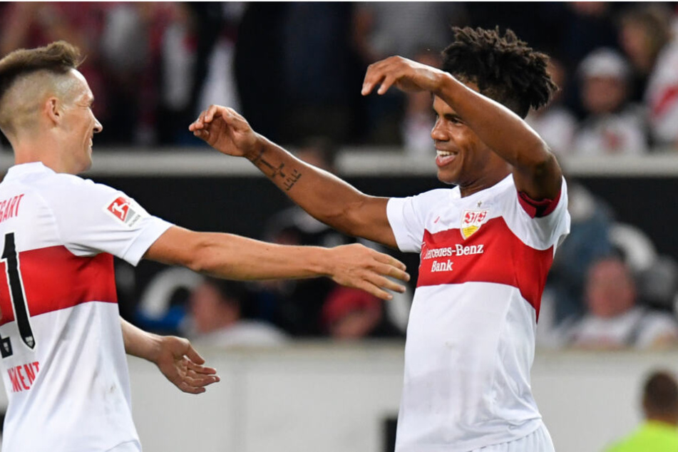 Stuttgarts Philipp Klement (l) gratuliert Daniel Didavi nach dessen Tor zum 1-0.