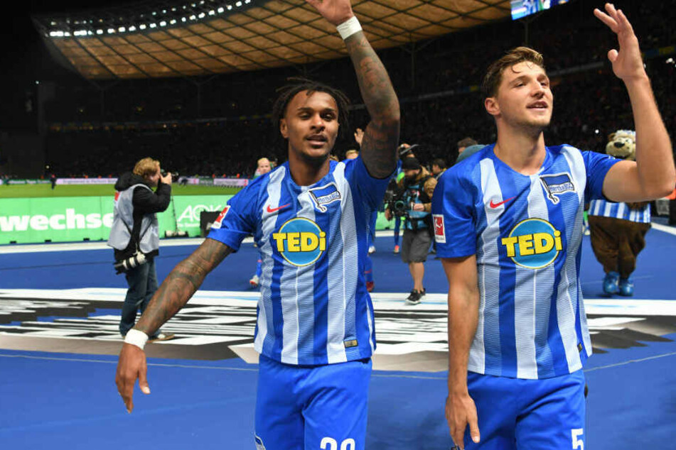 Lazaro und Stark feiern vor der Ostkurve den Sieg gegen Bayern.
