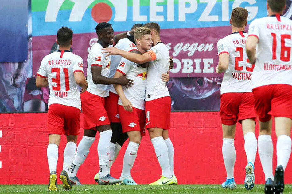 Zehn Minuten nach Verkündung der Vertragsverlängerung traf Werner zum 1:0, wurde dafür von seinen Teamkollegen gebührend beglückwünscht.