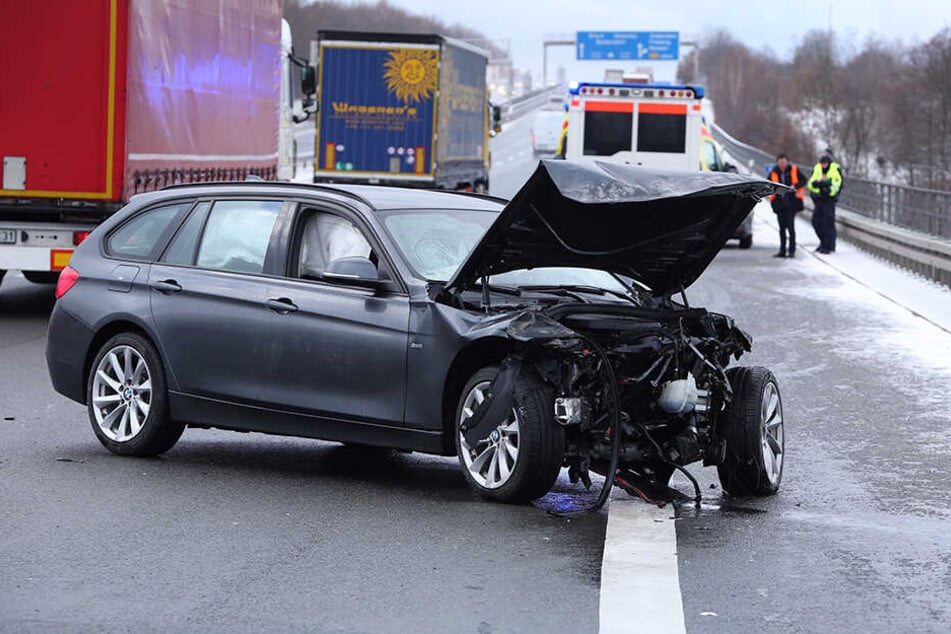Der BMW blieb deutlich beschädigt quer auf der Fahrbahn stehen.