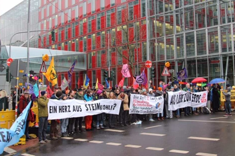 Protest gegen Kohle-Kraftwerk Datteln 4: Steinkohle vor Uniper-Zentrale