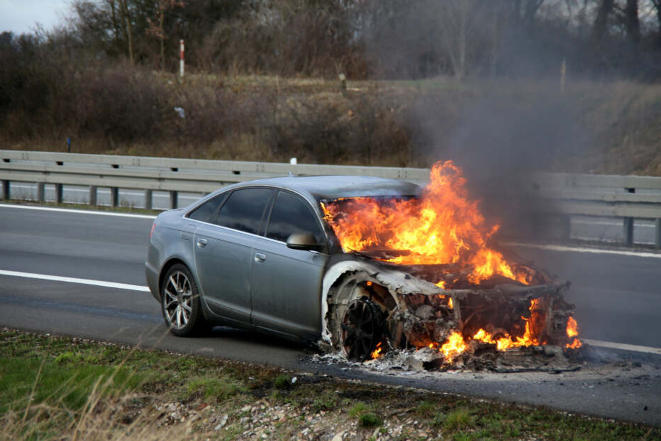 Der Audi brannte durch die Flammen fast komplett nieder.