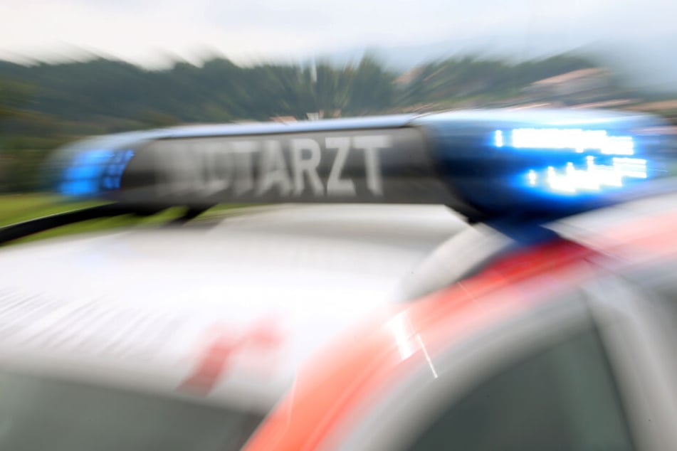 Ein Notarzt versorgte die schwer verletzte Radfahrerin noch am Unfallort. (Symbolbild)