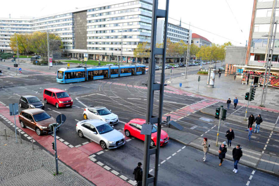 Trotz stockendem Verkehr nicht vor der Kreuzung gehalten: Täglich blockieren auf der Kreuzung Brückenstraße/Straße der Nationen die Autos den Radweg.
