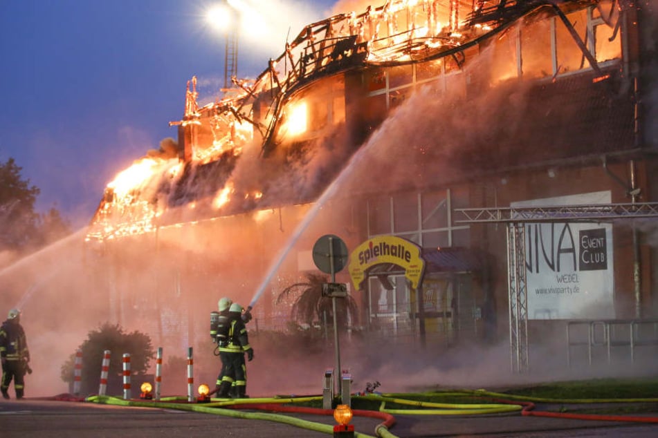 Mai 2017: Feuerwehrmänner kämpfen vergeblich gegen die Flammen des Clubs.