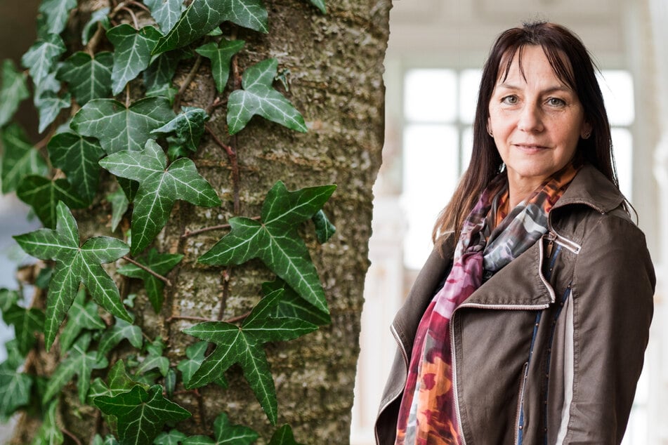 Heilender Efeu. Seine pflanzlichen Wirkstoffe können möglicherweise chronische Schmerzen verringern. Prof. Dr. Annette Beck-Sickinger (64) hat sich der Forschung zur Linderung von Schmerzen verschrieben..