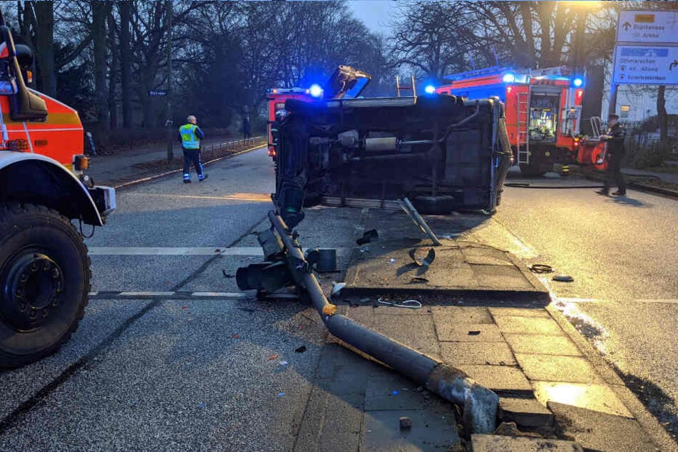 Das Auto zerstörte die Ampel und kippte um.