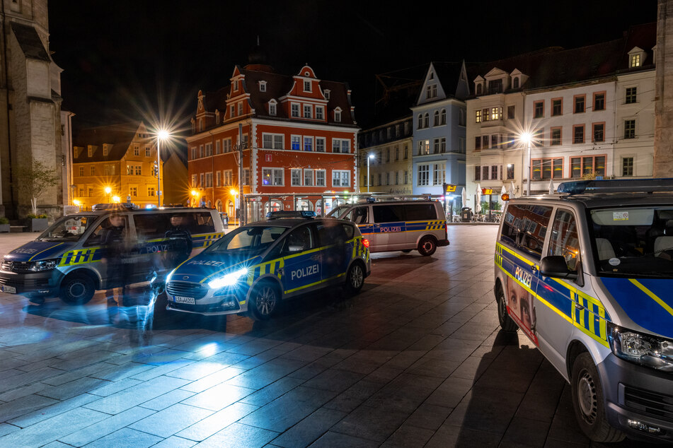 Auf dem Marktplatz in Halle musste die Polizei einem aggressiven Mann Handfesseln anlegen. (Archivbild)