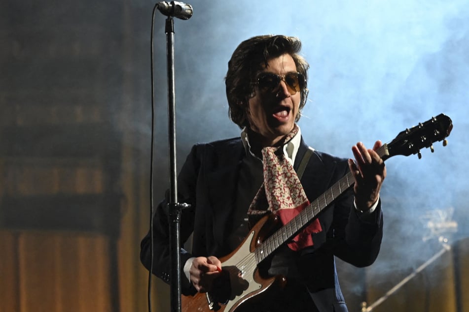 Alex Turner (37), Lead-Sänger der Arctic Monkeys, setzte die Sonnenbrille in der Hamburger Sporthalle nur selten ab. (Archivbild)
