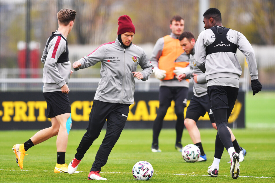 Dick eingemummelt beim Training. Heute will Chris Löwe (32, 2.v.l.) heiß laufen. Er gibt nach über sechs Monaten Verletzungspause sein Comeback.