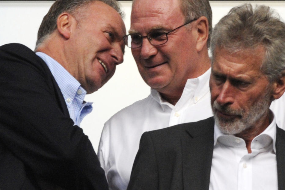 Paul Breitner (r.) hat die Bosse des FC Bayern für ihr Handeln kritisiert. (Archivbild)