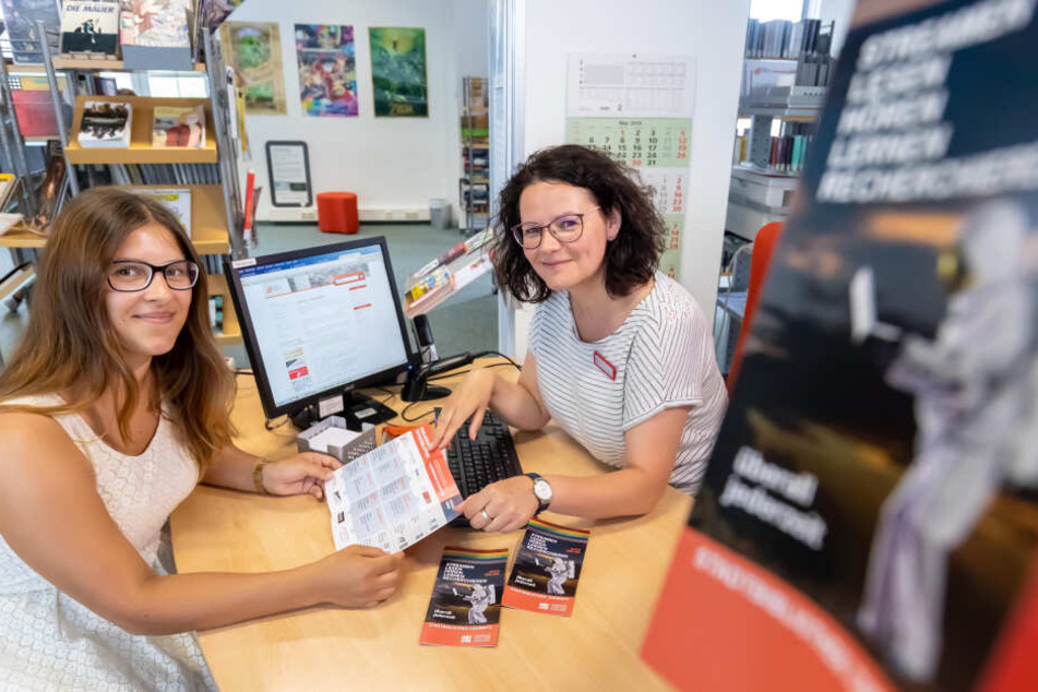 Tina Goldammer (43, r.) erklärt Luna Apelt (21) wie die E-Learning-Kurse funktionieren.