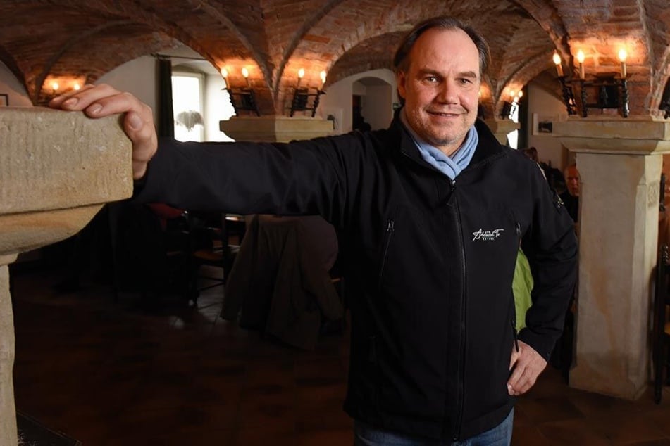 Hotelchef Gerrit Curcio (51) im Kreuzgewölbe-Restaurant vom "Alten Zollhaus". Auf der Karte stehen deutsche und italienische Gerichte.