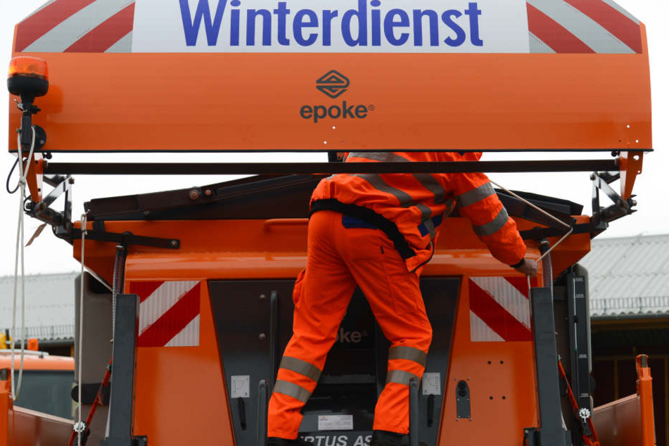 Gegen 1.30 Uhr ist der Winterdienst in der vergangenen Nacht in Leipzig mit 22 Fahrzeugen ausgerückt.
