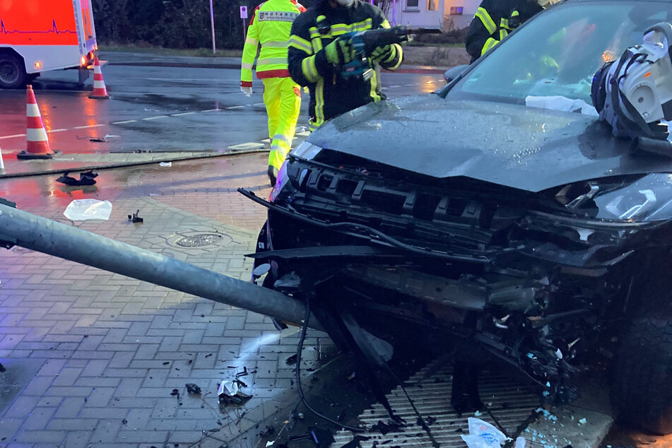 Schwerer Unfall auf Kreuzung: Autofahrer muss aus Wagen geschnitten werden