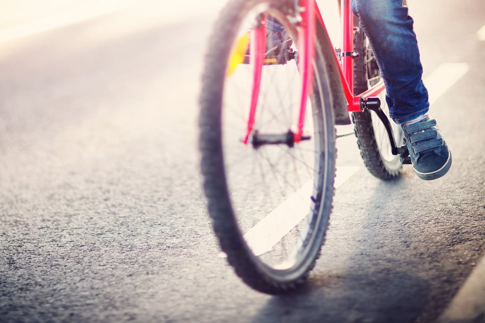 Vorfahrt missachtet? Junge auf Rad von Auto erfasst und auf Straße geschleudert