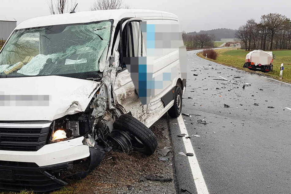 Der Transporter krachte frontal in den Lkw.