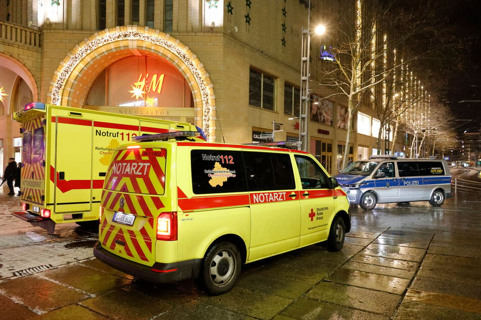 Rettungskräfte und Polizei eilten am Freitag zum Einkaufszentrum "Galerie Roter Turm". Davor kam es zu einer heftigen Auseinandersetzung.