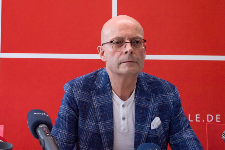 Halles OB Bernd Wiegand bei einer Pressekonferenz über die Ausbreitung des Coronavirus in der Stadt. (Archivbild)
