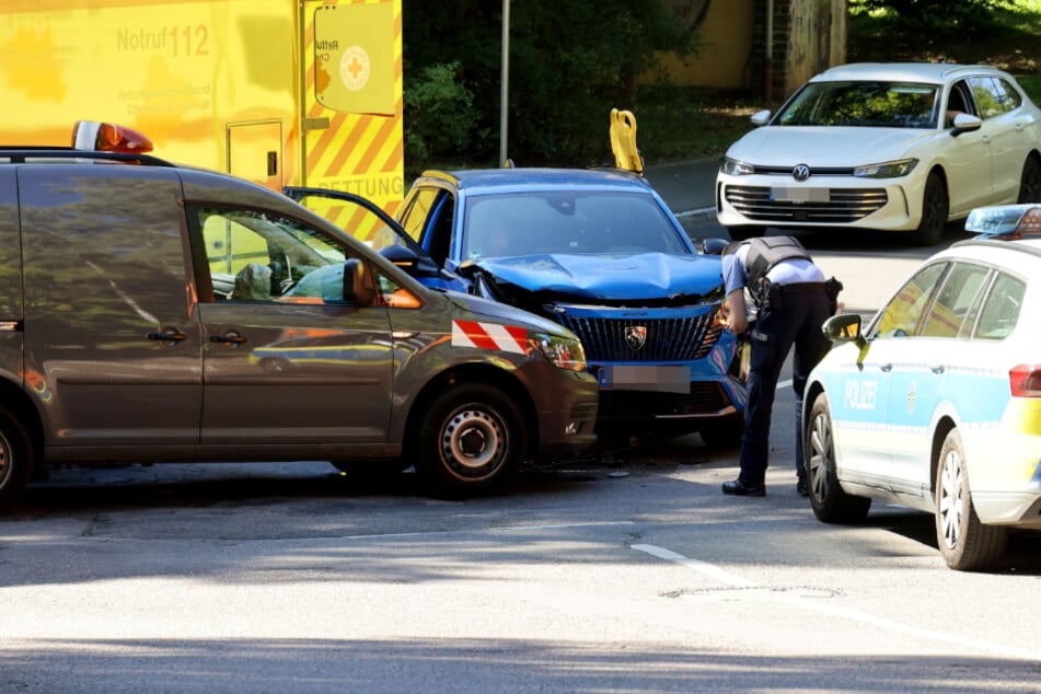 Kreuzungscrash in Chemnitz: VW und Peugeot knallen zusammen