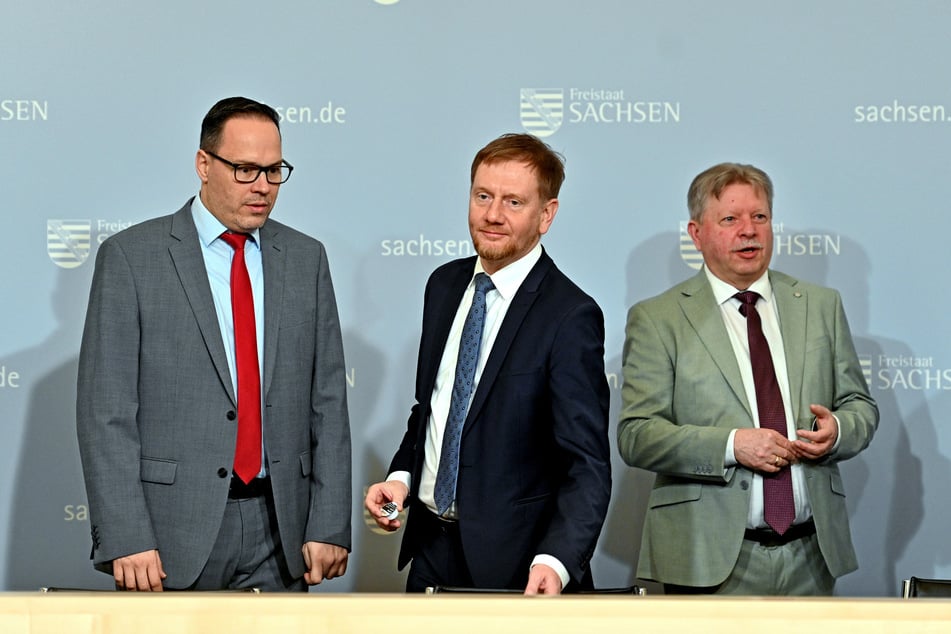 Sichtlich erleichtert: Wirtschaftsminister Dirk Panter (52, SPD, v.l.), Ministerpräsident Michael Kretschmer (50, CDU) und Städtetag-Präsident Bernd Wendsche (62, CDU).