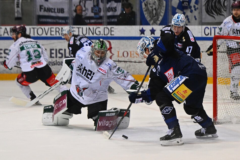 Per Rückhand machte Eislöwen Johan Porsberger hier den Deckel drauf und netzte zum 4:1-Sieg ein.