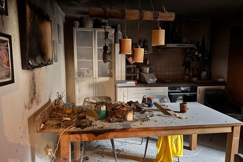 Zurück bleibt nichts als Verwüstung: Wie der Freund der Familie mitteilte, ist er selbst gemeinsam mit dem Familienvater Mitglied der Freiwilligen Feuerwehr.