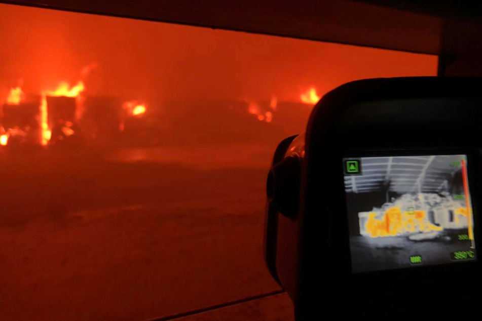 Blick in die brennende Lagerhalle. Dort steht alles in Flammen.
