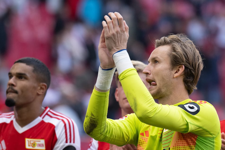 Frederik Rönnow (32, r.) lässt sich nach dem Spiel von den Fans feiern.