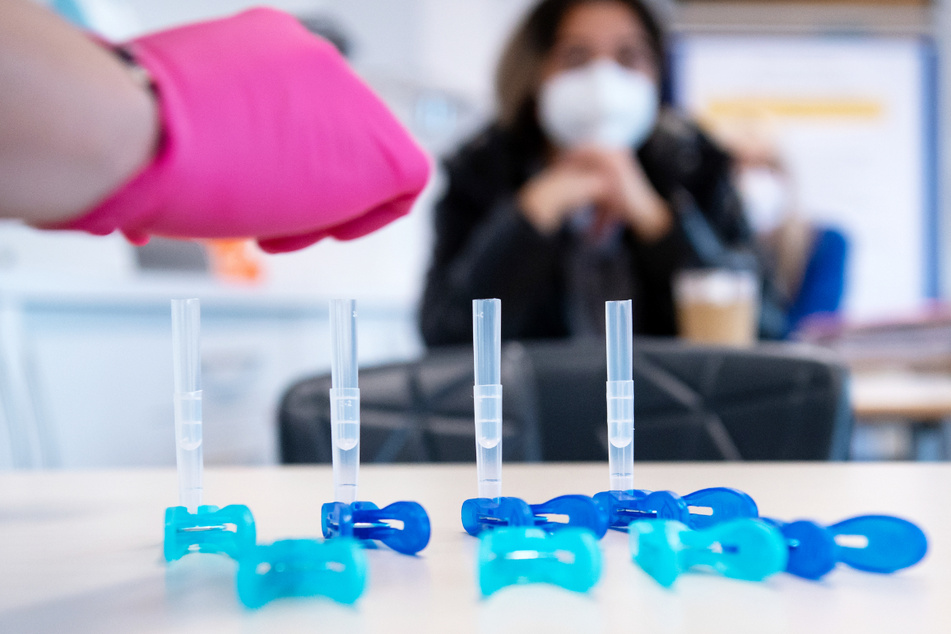 Zwei Elternverbände haben gefordert, Corona-Tests für Schüler in Klassenzimmern zu stoppen. (Symbolbild)