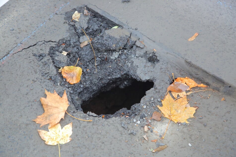 Ein Loch klafft am Straßenrand. Darunter muss ein über 100 Jahre alter Kanal für Mischwasser ausgetauscht werden.