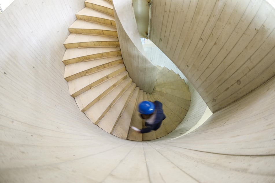 Die steil geschwungene spektakuläre Wendeltreppe aus Beton ist ebenfalls ein Hingucker.