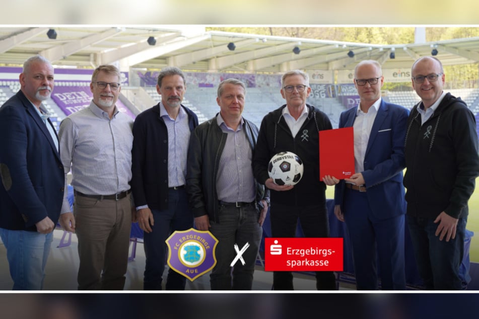 Nach Vertragsunterzeichnung: Erzgebirgssparkasse trifft Erzgebirge Aue im eins-Erzgebirgsstadion.