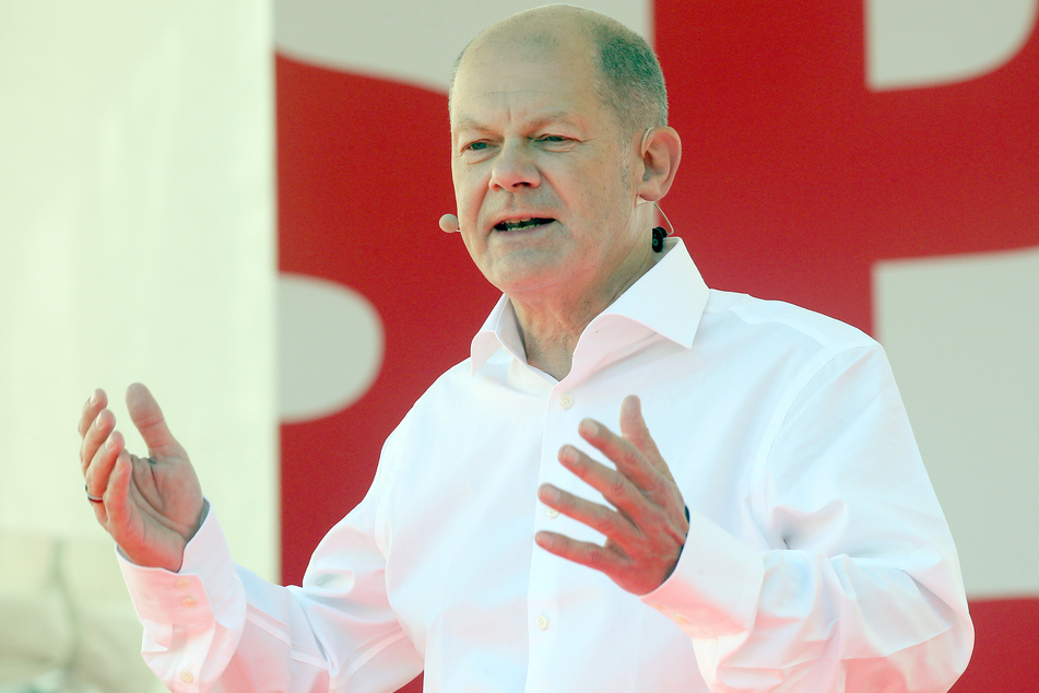 Berlin: Bundesfinanzminister Olaf Scholz, Kanzlerkandidat der SPD, spricht bei einer Wahlkampfkundgebung im Bezirk Mitte.