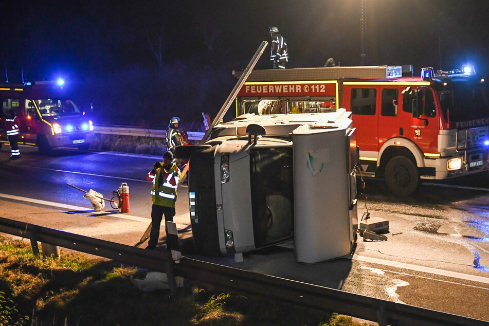 Beim Versuch, einem Unfallauto auszuweichen, ist ein Wohnmobil auf die A3 gekippt. Die Situation hätte schlimmer enden können.