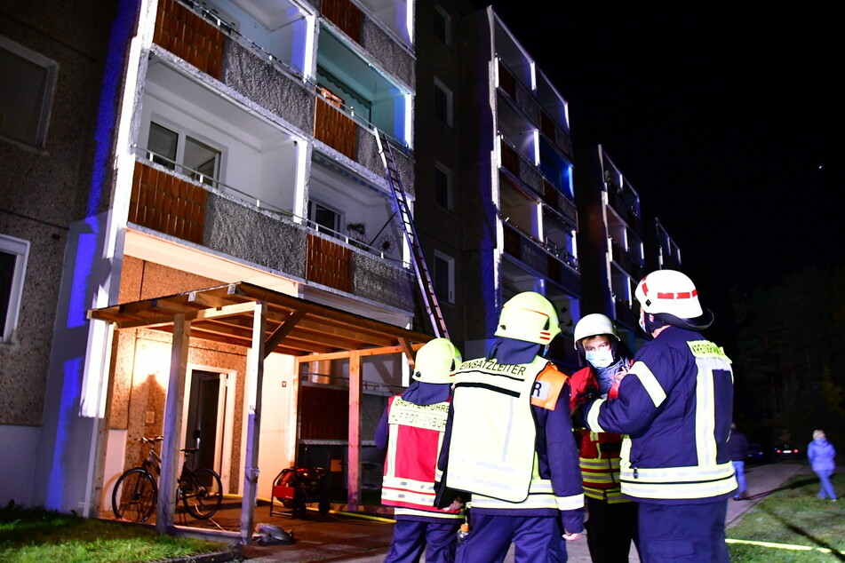 Die Feuerwehr musste in der Brandnacht zwei Bewohner über den Balkon retten.