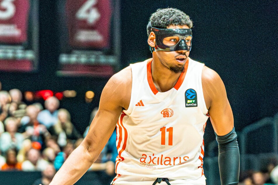 Kostja Mushidi (27) hat sich erneut die Nase gebrochen und muss mit Maske ran.