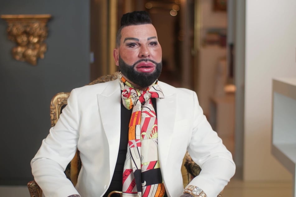 Mit Teleshopping wollte der Modeschöpfer seine Mode für alle Frauen erreichbar machen.