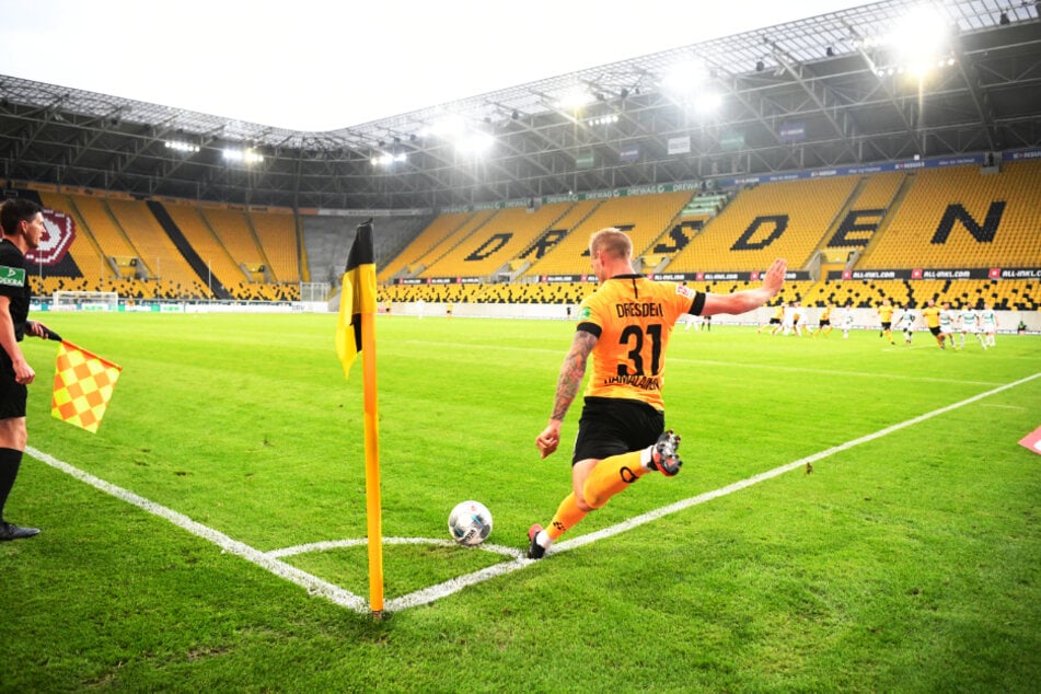Dynamo Dresdens Brian Hamalainen beim Eckball im gähnend leeren Rudolf-Harbig-Stadion.